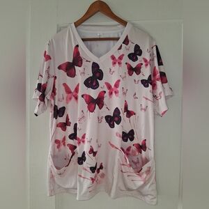 🦋 Butterfly Print V‑Neck Scrublike Top – 2XL – Pockets – Pastel Pink